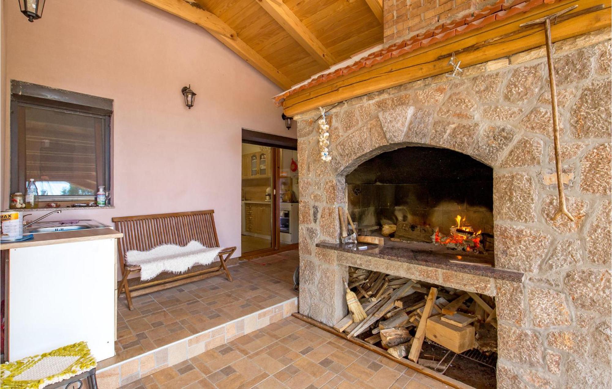 Amazing Home In Vrzici With Jacuzzi Экстерьер фото